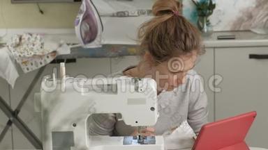 女裁缝在缝纫机上缝纫